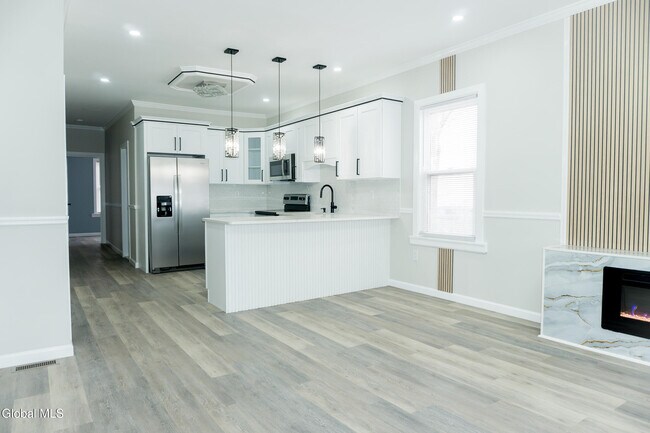 Building Photo - 418 3rd St