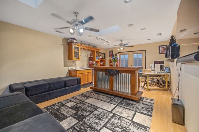 Building Photo - 3 bedroom 2 bath with Pool and Solar