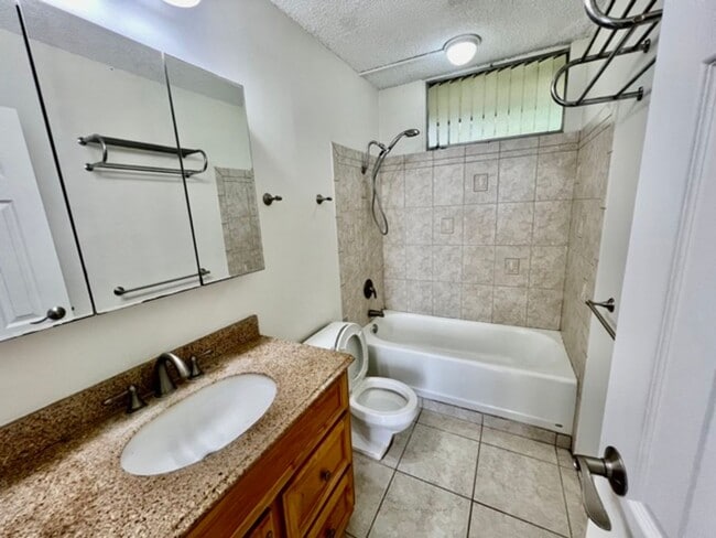 Building Photo - 95-2057 Waikalani Pl #406