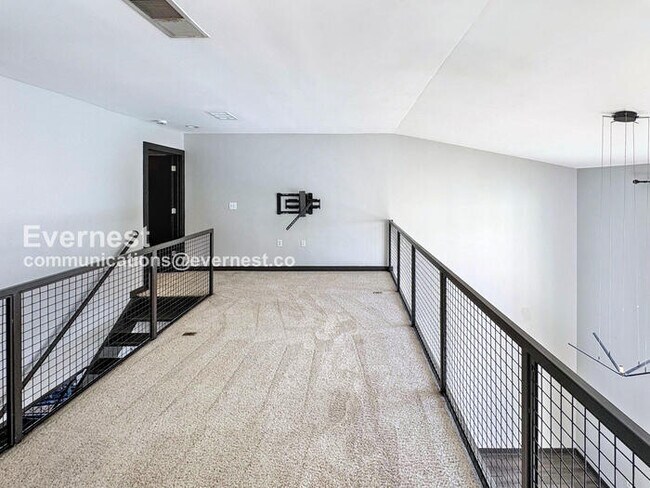 Building Photo - 2 Bed/2.5 Bath Townhome with Garage - 18 M...