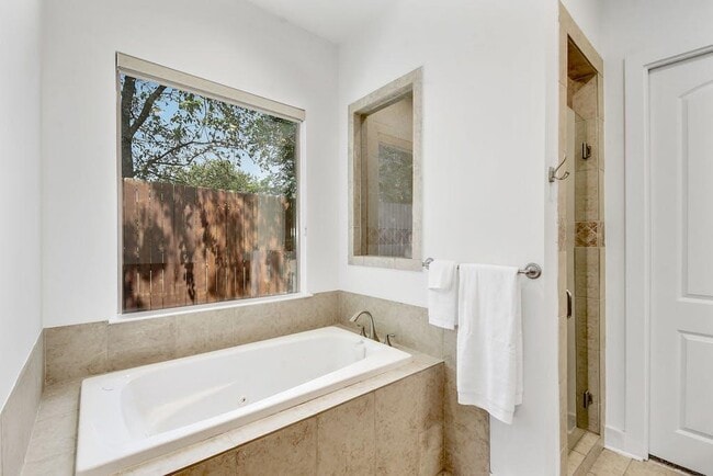 Building Photo - 1006 Lipan Trail
