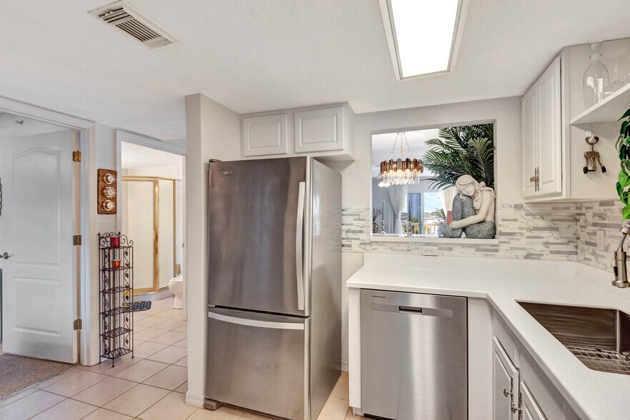 Building Photo - 711 N Halifax Ave