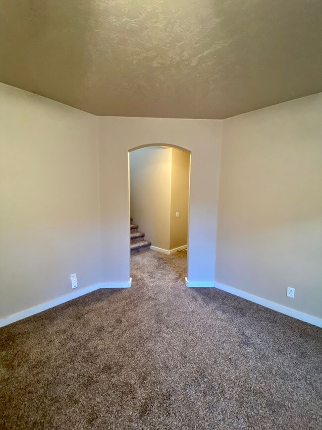 Building Photo - Lovely 4 Bedroom (+ Large bonus room) in B...