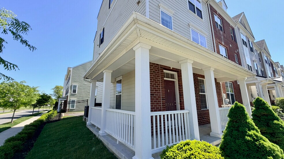 Cozy wrap around porch - 3744 Green St