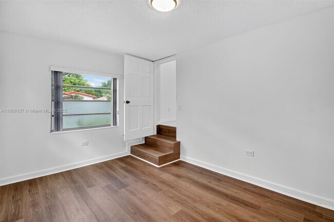 Building Photo - 2464 SW 19th St