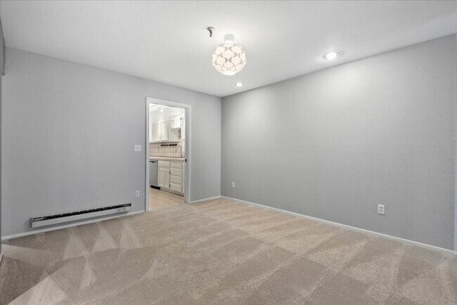 Building Photo - Beautiful 3 bed 2 bath condo near Downtown...