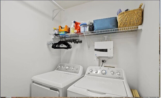 Building Photo - Spacious 3/2 Available Now!