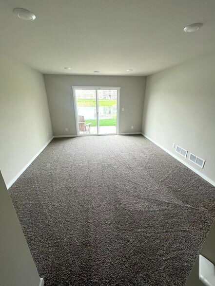 Building Photo - 949 NE Traverse Dr