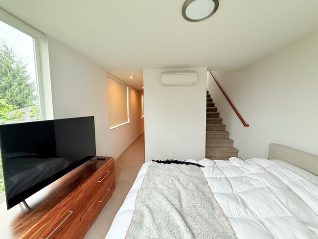 Building Photo - First Hill/Cherry Hill Townhome