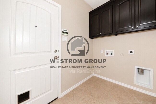 Building Photo - 3121 Hornbeam St