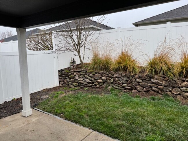 Building Photo - 3 BEDROOM/ 2 BATH HOME WITH OPEN LAYOUT AND SCENIC SETTING