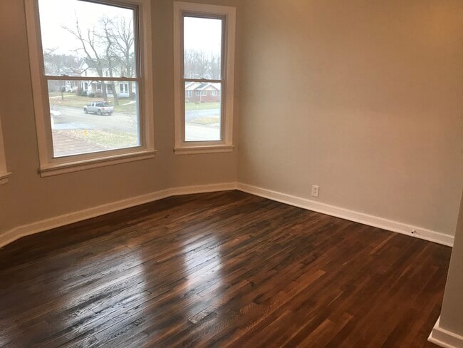 bed - 2215 Western Ave