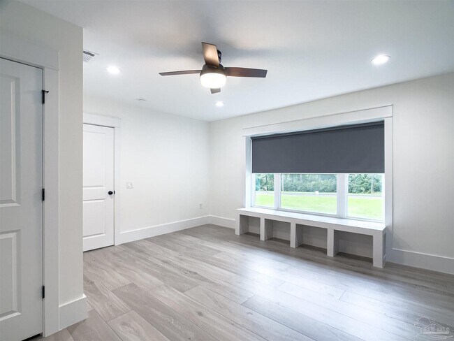 Building Photo - 10047 Noriega Dr