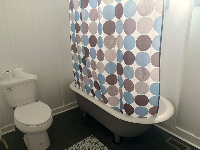 Building Photo - Stunning Renovated 3bedroom 2.5 bathroom Cottage