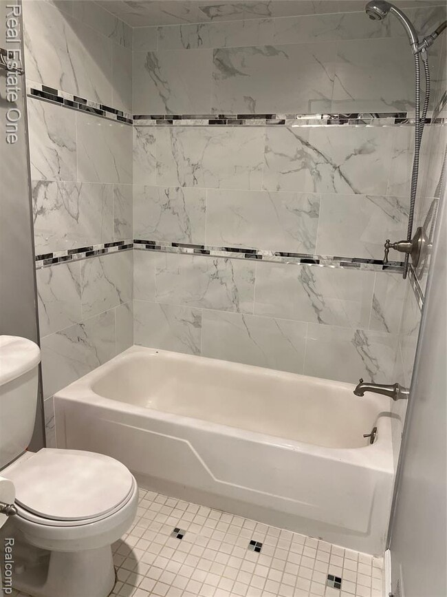 Building Photo - 754 E Fox Hills Dr