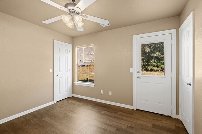 Building Photo - Updated Duplex in a perfect location!