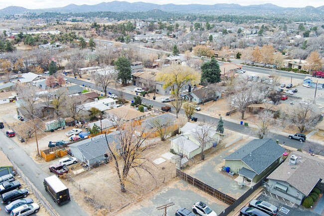 Building Photo - Adorable home on over-sized lot!