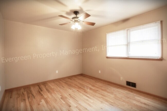 Building Photo - 1004/1006 Cragmore Dr.