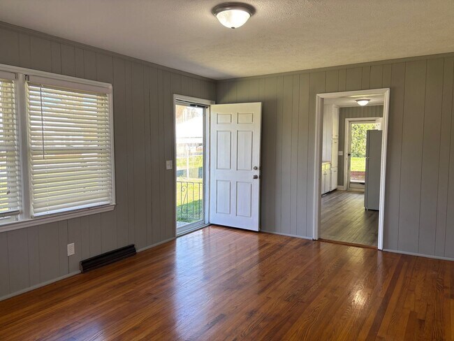 Building Photo - 3 bed, 1 bath brick home located in Asheboro