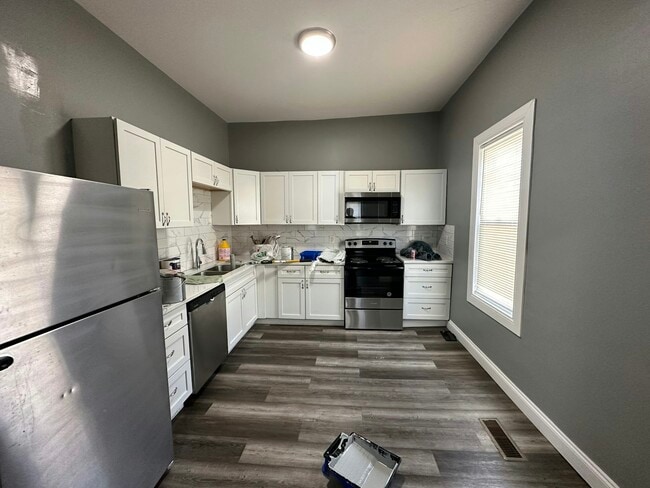 Building Photo - 225 N 6th St