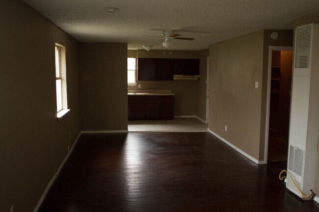 Building Photo - Discover Your New Home in the Heart of San Antonio's East Side