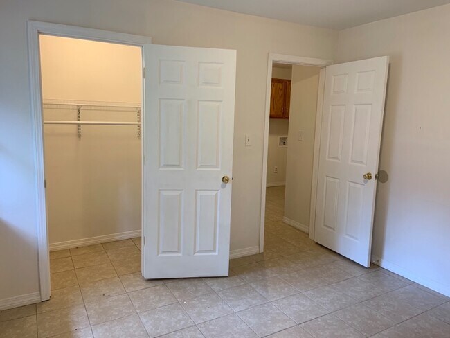 Building Photo - 2924 Holly Dr