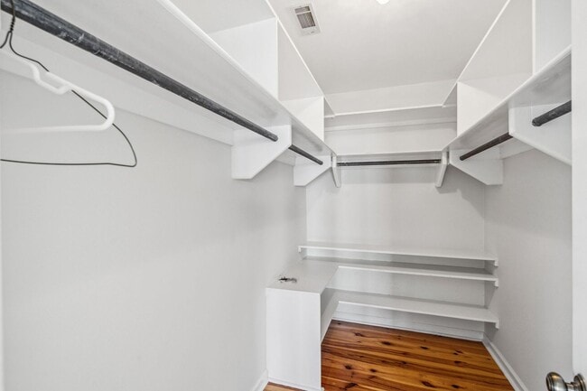 Building Photo - Move In Ready Waterfront Townhome in Downt...
