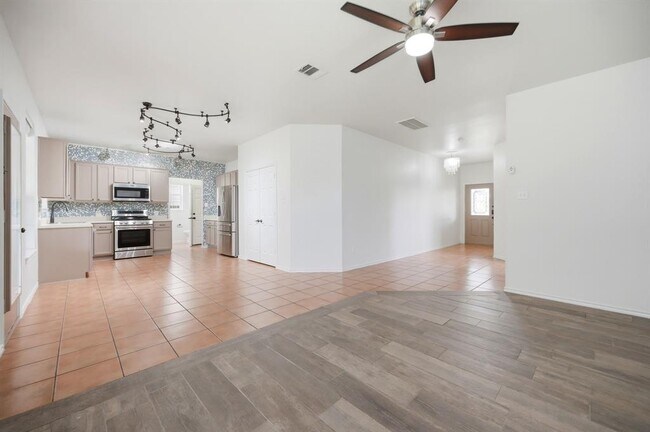 Building Photo - 1136 Beechwood Dr