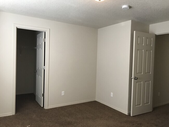 Building Photo - Well Maintained Spacious 4 BD Home with Gr...