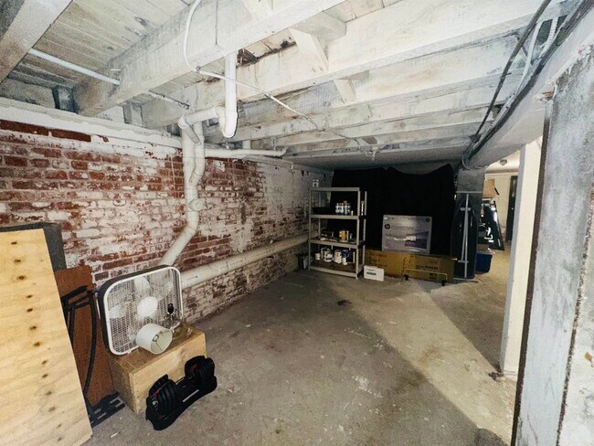 Building Photo - 414 Madison St