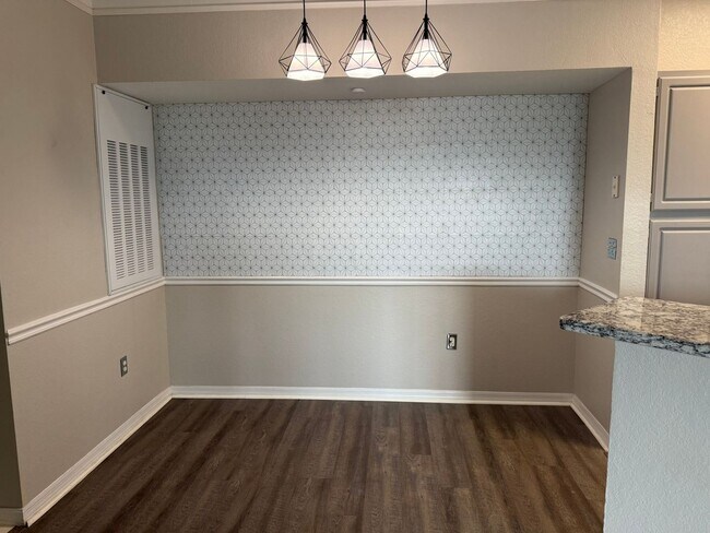 Building Photo - $1950 | 3-Bedroom 2-Bath Condo | Fully Ren...
