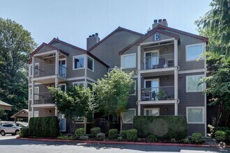 Building Photo - Spacious 2bd, 2ba Upper Unit Available in ...