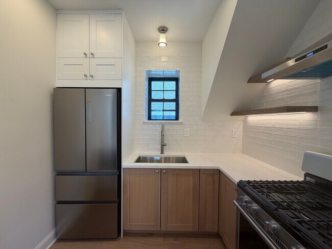 Building Photo - 5016 N Lawndale Ave