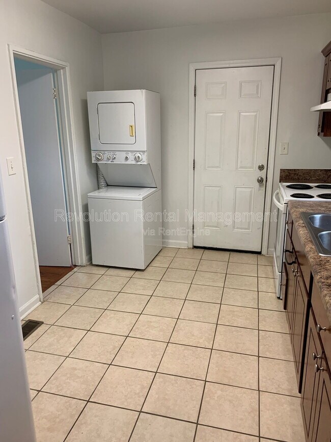 Building Photo - 2715 Larkspur Dr SE