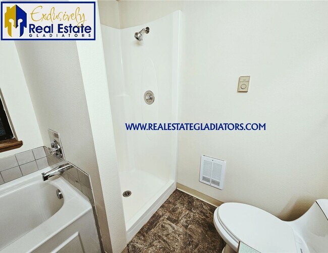 Building Photo - 4 Bed 2.5 Pet Friendly Home in Wilderness Rim