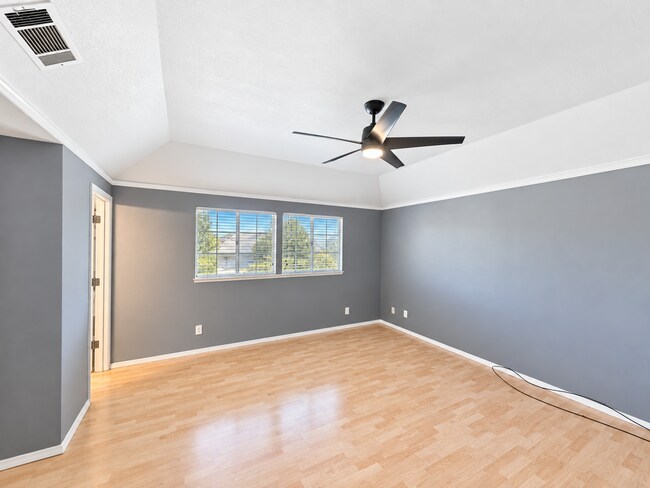 Building Photo - 760 Lake Front Dr