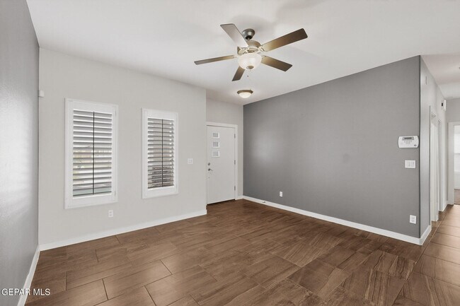 Building Photo - 320 S Manzanita Dr