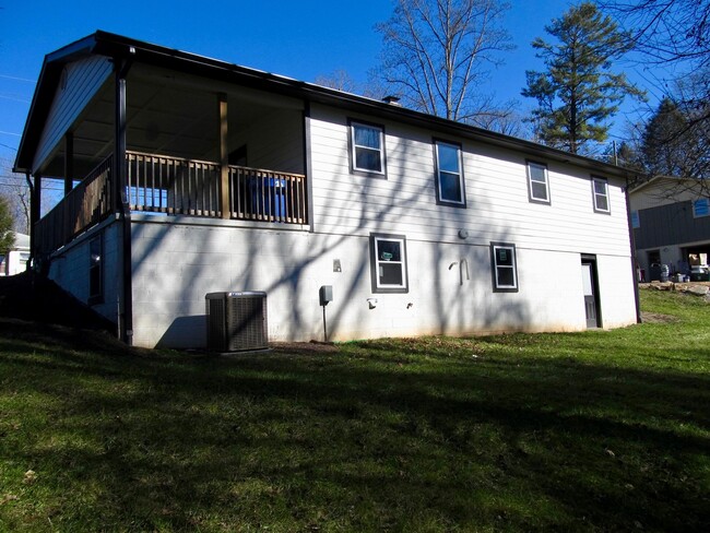 Building Photo - Sweet Ranch-Style Home in Montford