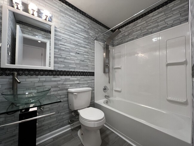 Building Photo - Fully Remodeled 3 Bedroom / 2.5 Bathroom i...