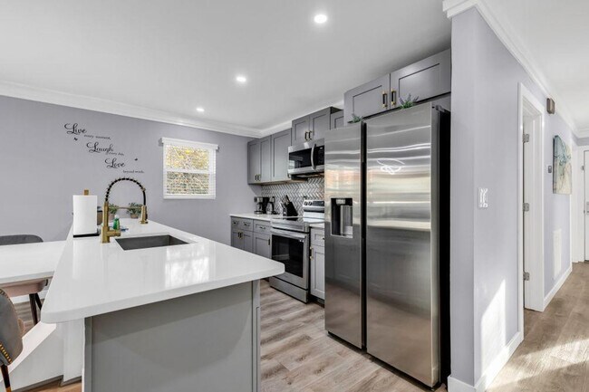 Building Photo - 1000 Parkwood Ave