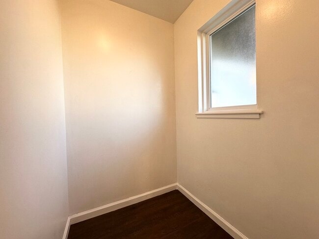 Building Photo - Charming cottage style unit located in Sacramento!