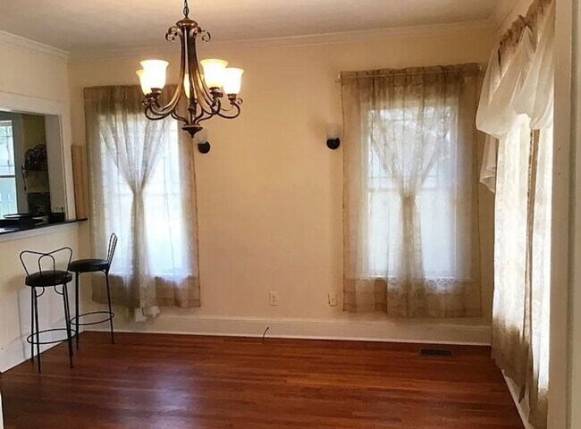 Building Photo - 3 bedroom 2 bath beautiful home with tons of character!