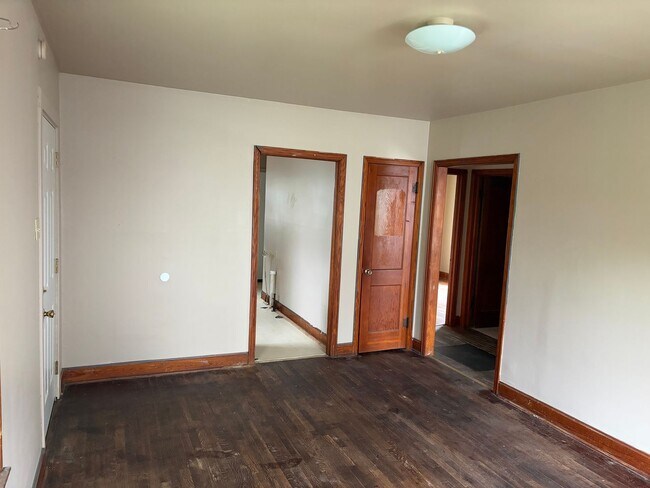 Building Photo - 2 Bedroom and 1 Bathroom House