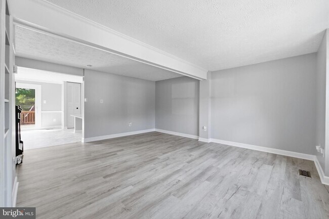 Building Photo - 142 Fairfield Dr