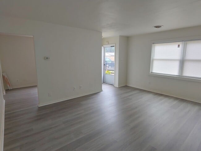 Building Photo - 3 BR 1.5 BA single family house