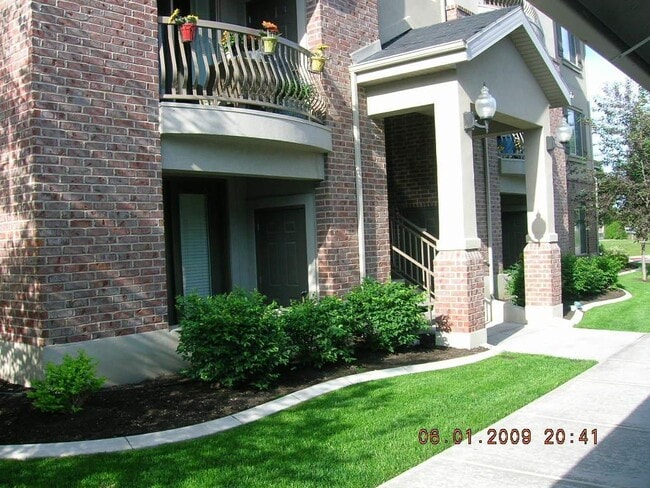 Building Photo - Great Condo with Tile & Granite