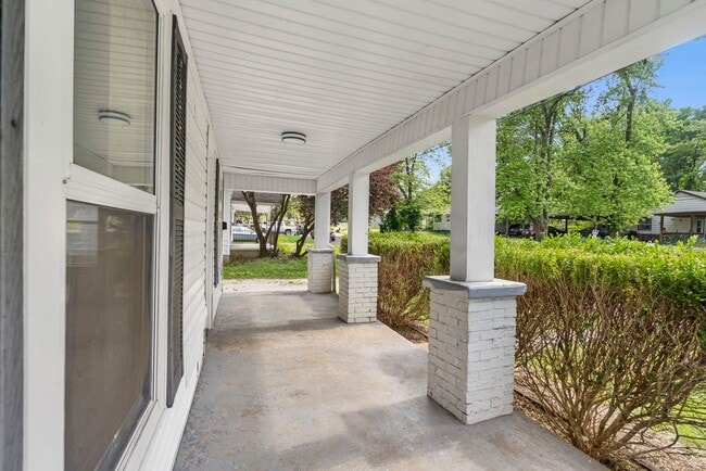 Building Photo - 3 bedroom | 2 bathroom | PETS WELCOME!