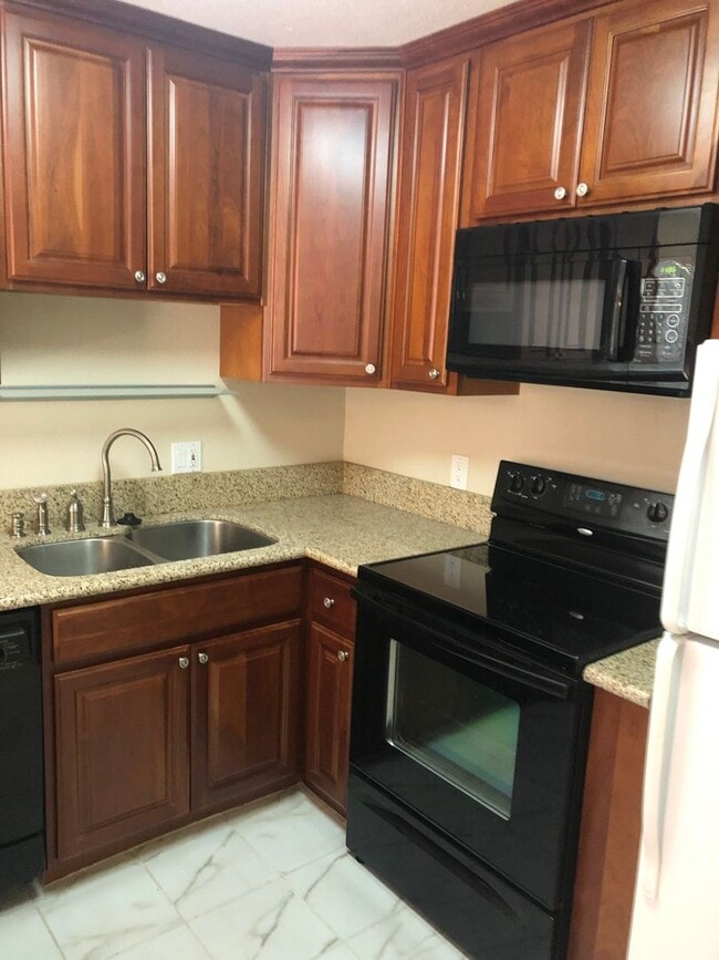 Building Photo - NICE 2ND STORY CONDO IN WOODSIDE SIERRA GA...
