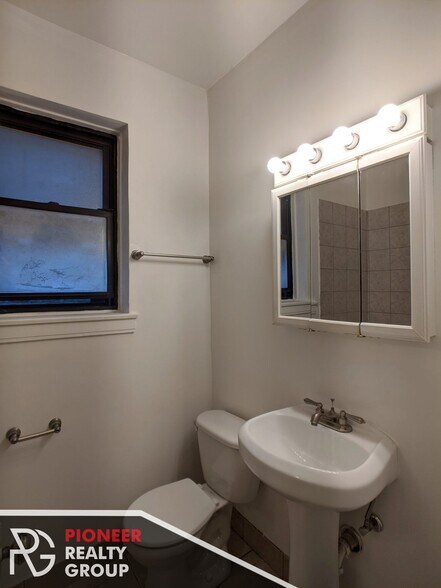 Building Photo - 4857 N Damen Ave