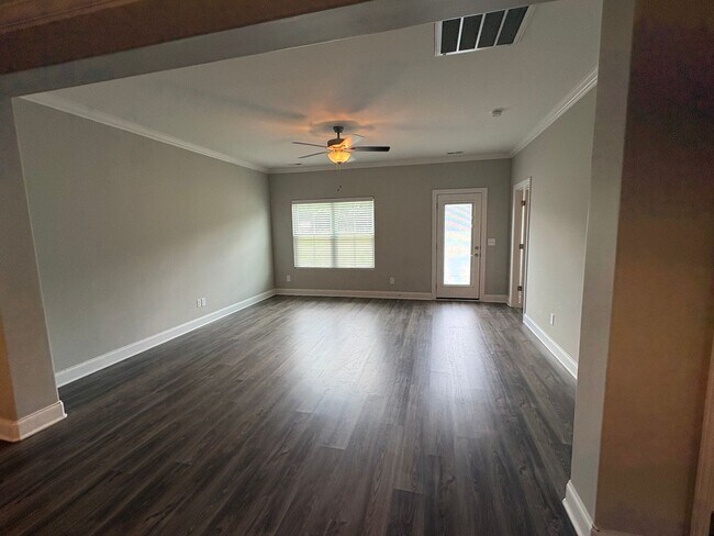 Building Photo - LUXURY TOWNHOME  IN THE CENTER OF MANCHESTER!